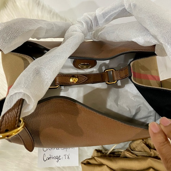 NWT Burberry tote Handbag - Picture 5 of 16